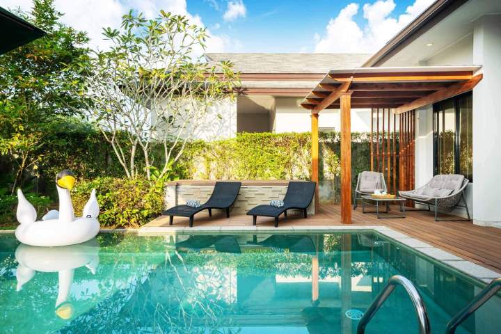 piscine dans villa jardin tropical 1 1